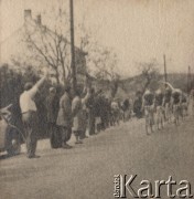 Brak daty, brak miejsca.
Kolarze na trasie wyścigu pozdrawiani przez kibiców i gapiów.
Fot. NN, zbiory Ośrodka Karta, udostępniło Warszawskie Towarzystwo Cyklistów (WTC).