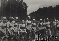 Brak daty, brak miejsca.
Kolarze przed startem w wyścigu. Pierwszy od lewej stoi Roman Bukowski. 
Fot. NN, zbiory Ośrodka Karta, udostępniło Warszawskie Towarzystwo Cyklistów (WTC).