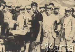 1935, Polska. 
Eugeniusz Michalak w otoczeniu członków WTC. Michalak zajął 3. miejsce w wyścigu o Mistrzostwo Polski na dystansie 50 km w 1935 roku.
Fot. NN, zbiory Ośrodka Karta, udostępniło Warszawskie Towarzystwo Cyklistów (WTC)