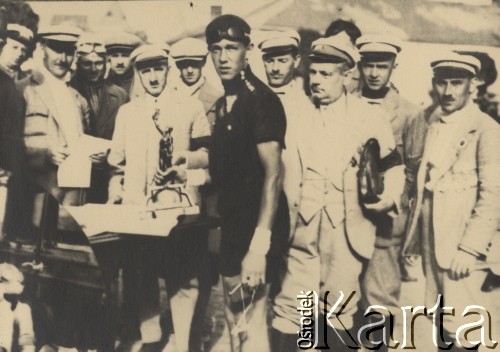 1935, Polska. 
Eugeniusz Michalak w otoczeniu członków WTC. Michalak zajął 3. miejsce w wyścigu o Mistrzostwo Polski na dystansie 50 km w 1935 roku.
Fot. NN, zbiory Ośrodka Karta, udostępniło Warszawskie Towarzystwo Cyklistów (WTC)