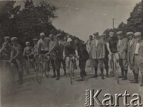 1925, Polska.
Wyścig na trasie o długości 50 km organizowany przez WTC. Zawodnicy na linii startu.
Fot. NN, zbiory Ośrodka Karta, udostępniło Warszawskie Towarzystwo Cyklistów (WTC)