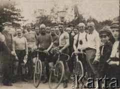 1925, Polska.
Wyścig na trasie o długości 50 km organizowany przez WTC. Na zdjęciu zawodnicy, którzy zajęli czołowe pozycje, po wyścigu, otoczeni przez widzów. 
Fot. NN, zbiory Ośrodka Karta, udostępniło Warszawskie Towarzystwo Cyklistów (WTC)