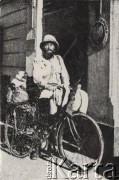 Maj 1934, Kapsztad, Związek Południowej Afryki.
Podróżnik Kazimierz Nowak, który w Latach 1931-1936 przebył cała Afrykę z północy na południe i z powrotem. Podróżował głównie na rowerze. Za wynagrodzenie, które otrzymywał za publikowanie w gazetach relacje, utrzymywał rodzinę w Polsce.
Fot. NN, zbiory Ośrodka Karta, udostępniło Warszawskie Towarzystwo Cyklistów (WTC).
