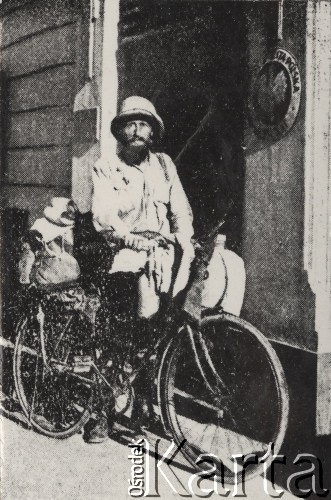 Maj 1934, Kapsztad, Związek Południowej Afryki.
Podróżnik Kazimierz Nowak, który w Latach 1931-1936 przebył cała Afrykę z północy na południe i z powrotem. Podróżował głównie na rowerze. Za wynagrodzenie, które otrzymywał za publikowanie w gazetach relacje, utrzymywał rodzinę w Polsce.
Fot. NN, zbiory Ośrodka Karta, udostępniło Warszawskie Towarzystwo Cyklistów (WTC).
