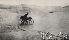 Styczeń 1932, Libia.
Podróżnik Kazimierz Nowak, który w Latach 1931-1936 przebył cała Afrykę z północy na południe i z powrotem. Podróżował głównie na rowerze. Za wynagrodzenie, które otrzymywał za publikowanie w gazetach relacje, utrzymywał rodzinę w Polsce.
Fot. Kazimierz Nowak, zbiory Ośrodka Karta, udostępniło Warszawskie Towarzystwo Cyklistów (WTC).