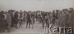 1926, Polska.
Start do wyścigu na 50 km. Kolarze na rowerach przygotowujący się do startu w asycie trenerów. Po prawej stronie, na pierwszym planie sędzia z chorągiewką startową. 
Fot. NN, zbiory Ośrodka Karta, udostępniło Warszawskie Towarzystwo Cyklistów (WTC).
