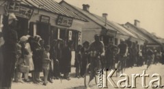 1932, Polska.
Zawodnicy na rowerach na trasie wyścigu organizowanego przez WTC, wzdłuż trasy zgromadzeni widzowie. 
Fot. NN, zbiory Ośrodka Karta, udostępniło Warszawskie Towarzystwo Cyklistów (WTC).