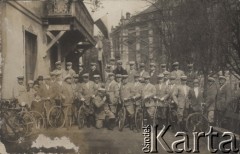 1907, Warszawa, Polska pod zaborem rosyjskim.
Członkowie Warszawskiego Towarzystwa Cyklistów przed swoją siedzibą na Dynasach, w tle budynek rotundy, dawnej Panoramy.
Fot. NN, zbiory Ośrodka Karta, udostepniło Warszawskie Towarzystwo Cyklistów (WTC).