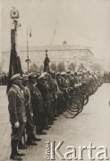 13.04.1936, Warszawa, Polska.
Jubileusz pięćdziesięciolecia Warszawskiego Towarzystwa Cyklistów. Członkowie WTC na placu Saskim (obecnie plac Piłsudskiego). 
Fot. NN, zbiory Ośrodka Karta, udostępniło Warszawskie Towarzystwo Cyklistów (WTC).