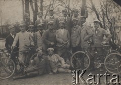 1921, Polska.
Członkowie Warszawskiego Towarzystwa Cyklistów oraz Krakowskiego Klubu Cyklistów i Motocyklistów na wycieczce rowerowej do Ojcowa.
Fot. NN, zbiory Ośrodka Karta, udostepniło Warszawskie Towarzystwo Cyklistów (WTC).