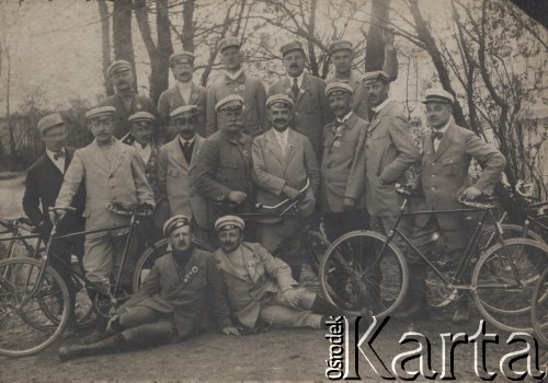 1921, Polska.
Członkowie Warszawskiego Towarzystwa Cyklistów oraz Krakowskiego Klubu Cyklistów i Motocyklistów na wycieczce rowerowej do Ojcowa.
Fot. NN, zbiory Ośrodka Karta, udostepniło Warszawskie Towarzystwo Cyklistów (WTC).