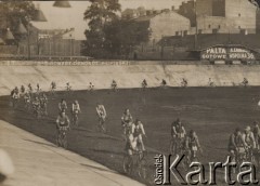 1936, Warszawa, Polska.
Wyścig o Mistrzostwo Polski. Kolarze podczas startu honorowego na torze na Dynasach.  W tle reklamy - 