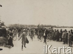 1936, Polska.
Wyścig kolarski o Mistrzostwo Polski. Kolarze startujący w wyścigu oraz tłumy widzów. 
Fot. NN, zbiory Ośrodka Karta, udostępniło Warszawskie Towarzystwo Cyklistów (WTC).