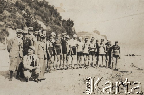 1936, Gdynia, Polska.
Wyścig do Morza Polskiego. Uczestnicy i organizatorzy wyścigu pozuja do zdjęcia na plaży. 
Fot. NN, zbiory Ośrodka Karta, udostępniło Warszawskie Towarzystwo Cyklistów (WTC).