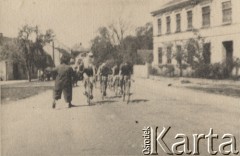 1948, Czechosłowacja.
Wyścig Praga-Warszawa. Odcinek Brno-Zlin o długości 137 km. Uczestnicy na trasie wyścigu.
Fot. NN, zbiory Ośrodka Karta, udostępniło Warszawskie Towarzystwo Cyklistów (WTC).