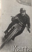 Lata 20-te, Warszawa, Polska.
Motocyklista Włoch Carlo Vertua na torze na Dynasach.
Fot. NN, zbiory Ośrodka Karta, udostępniło Warszawskie Towarzystwo Cyklistów (WTC).