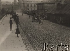 Lata 20-te, Polska.
Rajd rowerowy Berlin-Warszawa. Kolarze na na trasie wyścigu.
Fot. NN, zbiory Ośrodka Karta, udostępniło Warszawskie Towarzystwo Cyklistów (WTC).
