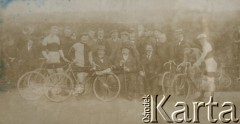 1922, Polska.
Uczestnicy rajdu rowerowego Warszawa-Brześć. 
Fot. NN, zbiory Ośrodka Karta, udostępniło Warszawskie Towarzystwo Cyklistów (WTC).