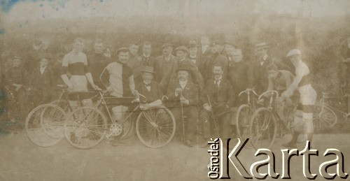 1922, Polska.
Uczestnicy rajdu rowerowego Warszawa-Brześć. 
Fot. NN, zbiory Ośrodka Karta, udostępniło Warszawskie Towarzystwo Cyklistów (WTC).