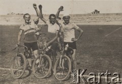 1935, Polska.
Kolarze Franciszek Kiełbasa, Moczulski i Urbaniak.
Fot. NN, zbiory Ośrodka Karta, udostępniło Warszawskie Towarzystwo Cyklistów (WTC).