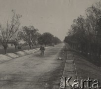 1923, Polska.
Motocyklista na szosie do Piaseczna. Po prawej stronie tory kolejki wąskotorowej.
Fot. NN, zbiory Ośrodka Karta, udostępniło Warszawskie Towarzystwo Cyklistów (WTC).