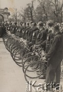 1949, Warszawa, Polska.
Kolarska reprezentacja Polski na placu Zwycięstwa (obecnie Piłsudskiego) przed wyjazdem na wyścig Praga-Warszawa otoczona przez kibiców. Pośrodku, spoglądający w dół Roman Bukowski. 
Fot. NN, zbiory Ośrodka Karta, udostępniło Warszawskie Towarzystwo Cyklistów (WTC).