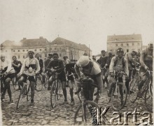 1934, Polska.
Uczestnicy wyścigu kolarskiego.
Fot. NN, zbiory Ośrodka Karta, udostępniło Warszawskie Towarzystwo Cyklistów (WTC).
