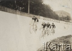 1924, Warszawa, Polska.
Drużyna Mistrzów Polski z roku 1924, od lewej: Franciszek Szymczyk, Józef Lange, Stanisław Podgórski, Józef Oksiutycz na torze kolarskim Warszawskiego Towarzystwa Cyklistów na Dynasach. W tle reklamy : 