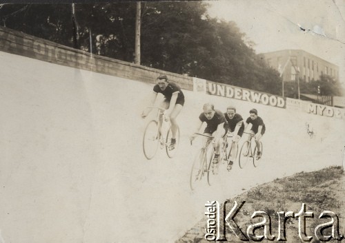 1924, Warszawa, Polska.
Drużyna Mistrzów Polski z roku 1924, od lewej: Franciszek Szymczyk, Józef Lange, Stanisław Podgórski, Józef Oksiutycz na torze kolarskim Warszawskiego Towarzystwa Cyklistów na Dynasach. W tle reklamy : 