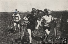 1936, Polska.
Przełajowe Mistrzostwa Polski. Kolarze niosą rowery przez pole.
Fot. NN, zbiory Ośrodka Karta, udostępniło Warszawskie Towarzystwo Cyklistów (WTC).