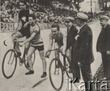 1930, Warszawa, Polska.
Henryk Szamota podtrzymywany przez Francuza  i Stanisław Podgórski podtrzymywany przez brata na starcie torowych mistrzostw Polski (sprint). Obok stoją W. Kowalczyk i W. Wyczałkowski.
Fot. NN, zbiory Oorodka Karta, udostepni3o Warszawskie Towarzystwo Cyklistów (WTC).