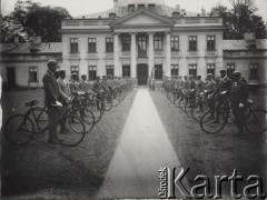 3.05.1926, Warszawa, Polska.
Dzień Sztafet Kolarskich. Członkowie Warszawskiego Towarzystwa Cyklistów przed Belwederem oczekują na prezydenta Stanisława Wojciechowskiego.
Fot. NN, zbiory Ośrodka Karta, udostępniło Warszawskie Towarzystwo Cyklistów (WTC).