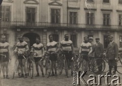 Maj 1927, Warszawa, Polska.
Członkowie sztafety kolarskiej na trasie Chorzów-Warszawa. Z rowerami stoją (od lewej): Józef Lange, Kazimierz Duszyński, Ludwik Kamiński, Tadeusz Bartodziejski, Stanisław Gronczewski, Franciszek Zawadzki.
Fot. NN, Warszawskie Towarzystwo Cyklistów, zbiory Ośrodka KARTA