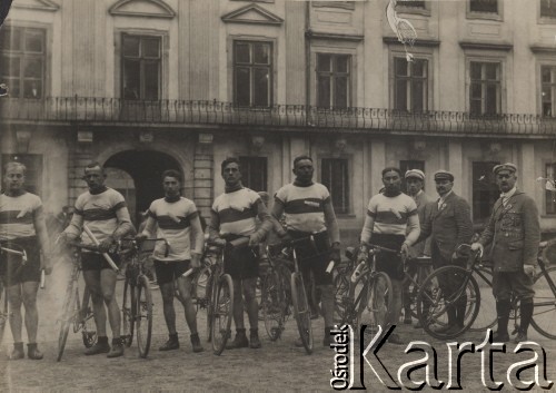 Maj 1927, Warszawa, Polska.
Członkowie sztafety kolarskiej na trasie Chorzów-Warszawa. Z rowerami stoją (od lewej): Józef Lange, Kazimierz Duszyński, Ludwik Kamiński, Tadeusz Bartodziejski, Stanisław Gronczewski, Franciszek Zawadzki.
Fot. NN, Warszawskie Towarzystwo Cyklistów, zbiory Ośrodka KARTA