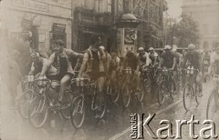 1931, Warszawa, Polska.
Kolarze na Krakowskim Przedmieściu, w tle Pałac Staszica.
Fot. NN, zbiory Ośrodka Karta, udostępniło Warszawskie Towarzystwo Cyklistów (WTC).