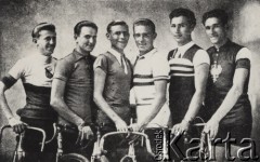 1933, Polska.
Członkowie Warszawskiego Towarzystwa Cyklistów (od lewej): Wacław Starzyński, Eugeniusz Targoński, Leonard Bober, Eugeniusz Michalak, Zieliński, Bolesław Napierała.
Fot. NN, zbiory Ośrodka Karta, udostępniło Warszawskie Towarzystwo Cyklistów (WTC).