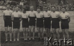 27.05.1934, Warszawa, Polska.
Otwarcie sezonu kolarskiego na Dynasach. Kolarze torowi.
Fot. NN, zbiory Ośrodka Karta, udostępniło Warszawskie Towarzystwo Cyklistów (WTC).