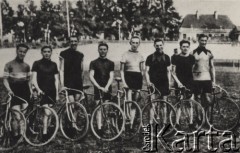 1928, Warszawa, Polska.
Tor Warszawskiego Towarzystwa Cyklistów na Dynasach. Miedzynarodowe zawody kolarskie.  Od lewej stoją: Stanisław Podgórski, Zuchetti, Franciszek Szymczyk, Biochi, Tomasz Stankiewicz, Abergleren.
Fot. NN, zbiory Oorodka Karta, udostepni3o Warszawskie Towarzystwo Cyklistów (WTC).