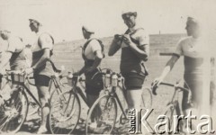 1949, Warszawa, Polska.
Uczestnicy wyocigu Warszawa-Lublin z rowerami i w strojach sportowych na stadionie Centralnego Wojskowego Klubu Sportowego Legia przy ul. Laziekowskiej.
Fot. NN, zbiory Oorodka Karta, udostepni3o Warszawskie Towarzystwo Cyklistów (WTC).