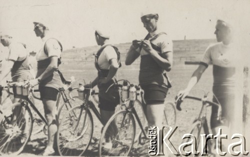 1949, Warszawa, Polska.
Uczestnicy wyocigu Warszawa-Lublin z rowerami i w strojach sportowych na stadionie Centralnego Wojskowego Klubu Sportowego Legia przy ul. Laziekowskiej.
Fot. NN, zbiory Oorodka Karta, udostepni3o Warszawskie Towarzystwo Cyklistów (WTC).