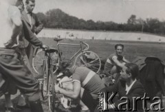 1947, Kalisz, Polska.
Tor Towarzystwa Cyklistów w Kielcach. Zawodnicy i trenerzy przygotowujący się do wyścigu, przegląd rowerów. W tle widać fragment toru.
Fot. NN, zbiory Oorodka Karta, udostepni3o Warszawskie Towarzystwo Cyklistów (WTC).