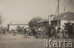 Brak daty, brak miejsca.
Kolarze na trasie wyścigu.
Fot. NN, zbiory Ośrodka Karta, udostępniło Warszawskie Towarzystwo Cyklistów (WTC).