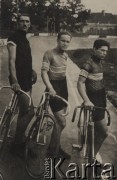 1925, Warszawa, Polska.
Tor kolarski Warszawskiego Towarzystwa Cyklistów na Dynasach. Czołowi polscy kolarze (od lewej): Franciszek Szymczyk, Stanisław Podgórski, Józef Oksiutycz.
Fot. NN, zbiory Ośrodka Karta, udostepniło Warszawskie Towarzystwo Cyklistów (WTC).