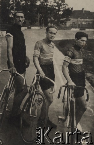 1925, Warszawa, Polska.
Tor kolarski Warszawskiego Towarzystwa Cyklistów na Dynasach. Czołowi polscy kolarze (od lewej): Franciszek Szymczyk, Stanisław Podgórski, Józef Oksiutycz.
Fot. NN, zbiory Ośrodka Karta, udostepniło Warszawskie Towarzystwo Cyklistów (WTC).