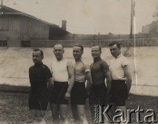 1925, Warszawa, Polska.
Tor Warszawskiego Towarzystwa Cyklistów na Dynasach. Na zdjęciu zawodnicy (od lewej): Haselbuch (?), Zygmunt Janociński, Stanisław Podgórski, Władysław Turowski i Artur Pusz.
Fot. NN, zbiory Ośrodka Karta, udostepniło Warszawskie Towarzystwo Cyklistów (WTC).