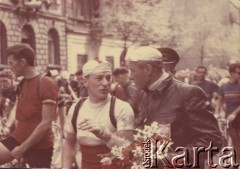 Przed 05.01.1973, brak miejsca.
Kolarz Henryk Łasak (2. z prawej) oraz wybitny zawodnik starszego pokolenia Józef Kapiak (1. z prawej). 
Fot. NN, zbiory Ośrodka Karta, udostępniło Warszawskie Towarzystwo Cyklistów (WTC).