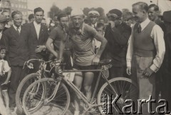 Lata 30-te, Polska.
Wiktor Olecki - kolarski mistrz Polski w 1934 roku.
Fot. NN, zbiory Ośrodka Karta, udostępniło Warszawskie Towarzystwo Cyklistów (WTC).