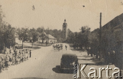 Brak daty, brak miejsca.
Wyścig kolarski. Peleton przejeżdża przez miasteczko.
Fot. NN, zbiory Ośrodka Karta, udostępniło Warszawskie Towarzystwo Cyklistów (WTC).