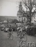 Brak daty, Czechosłowacja.
Wyścig kolarski. Peleton przejeżdża przez czechosłowackie miasteczko.
Fot. NN, zbiory Ośrodka Karta, udostępniło Warszawskie Towarzystwo Cyklistów (WTC).