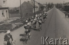 Brak daty, brak miejsca.
Wyścig kolarski. Peleton przejeżdża przez teren zabudowany.
Fot. NN, zbiory Ośrodka Karta, udostępniło Warszawskie Towarzystwo Cyklistów (WTC).